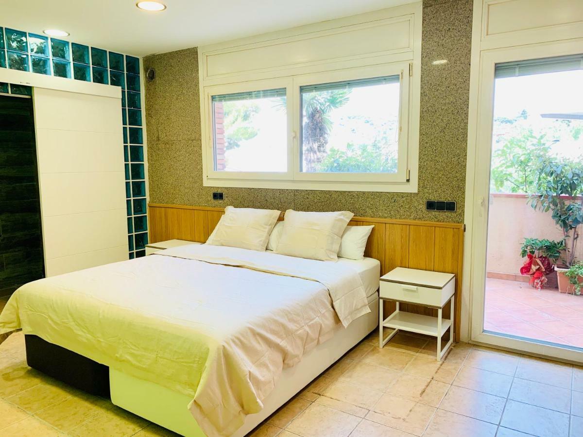 Barcelona Village Homestay Tiana Екстер'єр фото